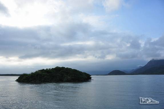 Atravessando, de balsa, a bela Baía de Guaratuba, no litoral do Paraná